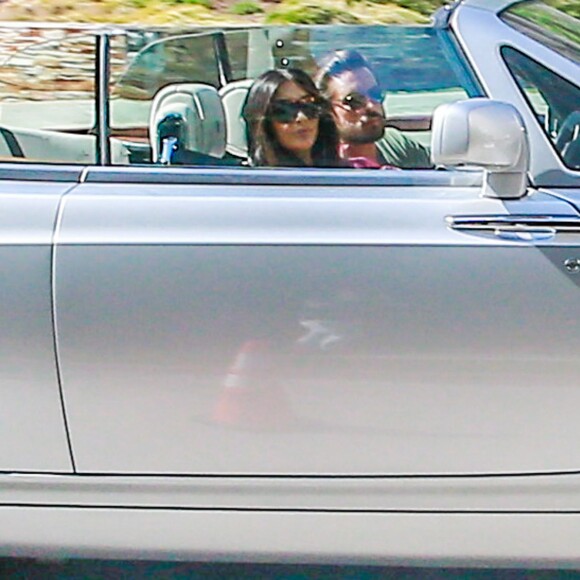 Kim Kardashian et Scott Disick se promènent en voiture dans la nouvelle Rolls Royce de Scott à Los Angeles le 18 Mars 2016.