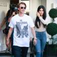 Kim Kardashian à la sortie du centre de dermatologie Epione avec Jonathan Cheban et une mystérieuse inconnue qui lui ressemble comme deux gouttes d'eau à Beverly Hills, le 17 mars 2016.