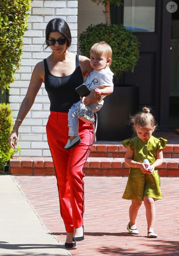 Kourtney Kardashian emmène ses enfants Penelope et Reign à leur cours de musique à Beverly Hills, le 17 mars 2016.