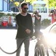 Scott Disick et Kourtney Kardashian s'arrêtent dans une station essence à Calabasas, le 16 mars 2016