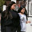 Kim Kardashian est allée déjeuner avec sa soeur Kourtney et son meilleur ami Jonathan Cheban au restaurant Hugo à Los Angeles, le 9 mars 2016