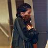 Exclusif - Kylie Jenner et son compagnon Tyga attendent l'ascenseur dans un centre médical à Beverly Hills. Kylie porte dans ses bras son nouveau petit chiot, un Teckel à poil long. Le 15 mars 2016
