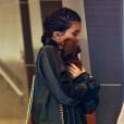 Exclusif - Kylie Jenner et son compagnon Tyga attendent l'ascenseur dans un centre médical à Beverly Hills. Kylie porte dans ses bras son nouveau petit chiot, un Teckel à poil long. Le 15 mars 2016