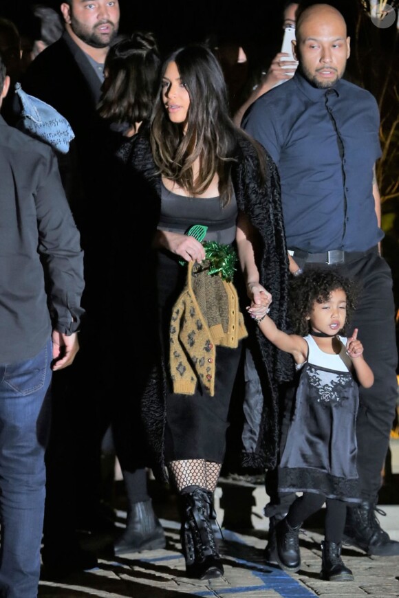 Kim Kardashian et sa fille North West La famille Kardashian s'est donnée rendez-vous au Restaurant Nobu pour le dîner à Los Angeles le 19 Mars 2016. © CPA/BESTIMAGE 19/03/2016 - Los Angeles