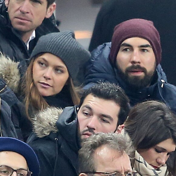 Nikola Karabatic et sa compagne Géraldine Pillet, enceinte de leur premier enfant, au Stade de France le 19 mars 2016 lors du match France - Angleterre en clôture du Tournoi des VI Nations. © Cyril Moreau / Bestimage