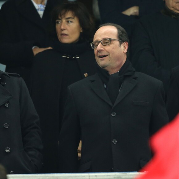 Manuel Valls et Francois Hollande au Stade de France le 19 mars 2016 lors du match France - Angleterre en clôture du Tournoi des VI Nations. © Cyril Moreau / Bestimage