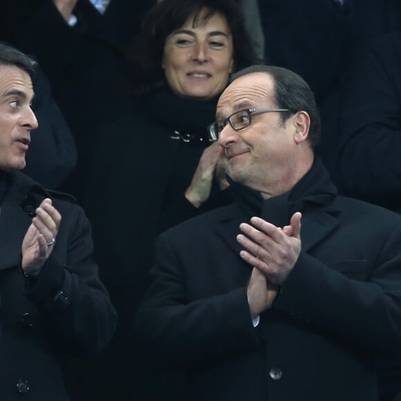 Manuel Valls et Francois Hollande au Stade de France le 19 mars 2016 lors du match France - Angleterre en clôture du Tournoi des VI Nations. © Cyril Moreau / Bestimage