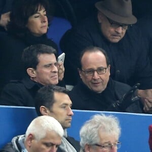 Manuel Valls et Francois Hollande au Stade de France le 19 mars 2016 lors du match France - Angleterre en clôture du Tournoi des VI Nations. © Cyril Moreau / Bestimage