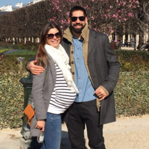 Nikola Karabatic et sa compagne Géraldine Pillet, enceinte de 8 mois, lors d'une promenade place des Vosges à Paris le 17 mars 2016. Leur enfant est attendu au mois d'avril.