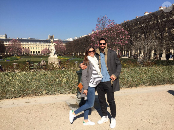 Nikola Karabatic et sa compagne Géraldine Pillet, enceinte de 8 mois, lors d'une promenade place des Vosges à Paris le 17 mars 2016. Leur enfant est attendu au mois d'avril.