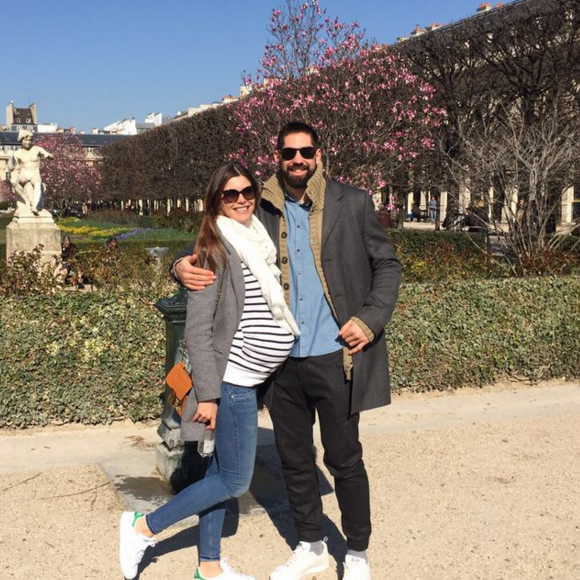 Nikola Karabatic et sa compagne Géraldine Pillet, enceinte de 8 mois, lors d'une promenade place des Vosges à Paris le 17 mars 2016. Leur enfant est attendu au mois d'avril.