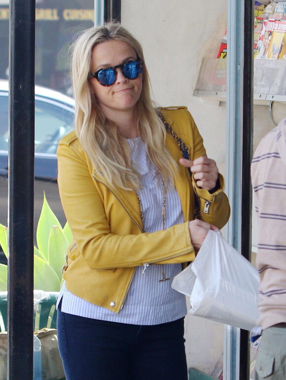 Reese Witherspoon achète des magazines à Brentwood Los Angeles, le 18 mars 2016