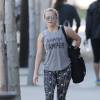 Reese Witherspoon toute souriante en sortant de sa séance de yoga à Brentwood, le 17 mars 2016.