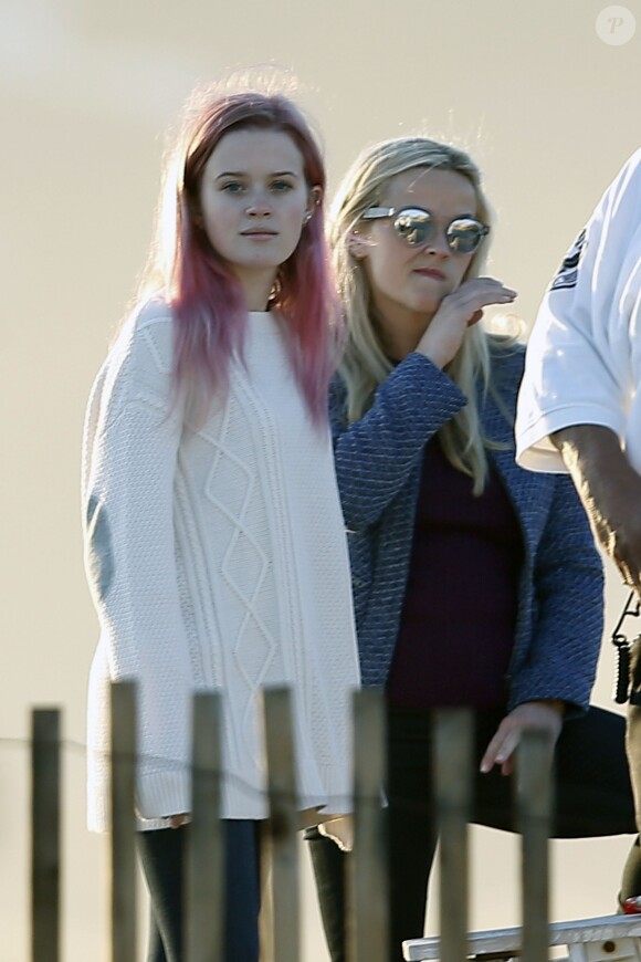 Exclusif - Reese Witherspoon fait une pause lors d'un tournage et se promène avec ses enfants Ava, Tennessee et Deacon sur une plage à Malibu le 16 mars 2016.