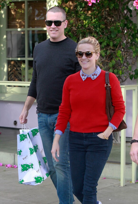 Exclusif - Reese Witherspoon et son mari Jim Toth vont déjeuner au restaurant Ivy à Santa Monica le 19 décembre 2015.  Exclusive - For Germany call for price - Actress Reese Witherspoon was spotted out in Santa Monica, California with husband Jim Toth on December 19, 2015. The pair stopped for lunch at the IVY while they were out.19/12/2015 - Santa Monica