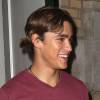 Brenton Thwaites sortant du magasin Apple Store à New York le 12 août 2014.
