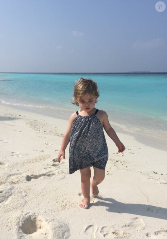 Photo de la princesse Leonore sur une plage des Madives postée sur Facebook par la princesse Madeleine de Suède à l'occasion de leurs vacances en famille en janvier 2016.
