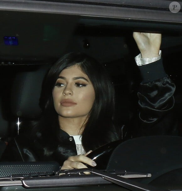 Kylie Jenner et son amie Jordyn Woods quittent un restaurant avec un inconnu à Beverly Hills le 2 février 2016. © CPA/Bestimage