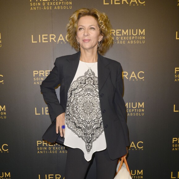 Exclusif - Corinne Touzet à la Soirée du fabricant de produits de soins dermo-cosmétiques Lierac à l'occasion du lancement de la nouvelle gamme de soins d'exception Premium, issue de la médecine régénératrice dont Kristin Scott Thomas est l'égérie dans les salons de l'hôtel Peninsula à Paris le 1er octobre 2015.