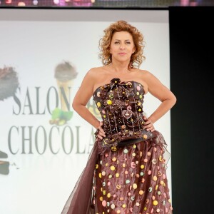 Corinne Touzet lors du Défilé du 20ème salon du chocolat 2014 au parc des expositions de la Porte de Versailles à Paris le 28 octobre 2014.