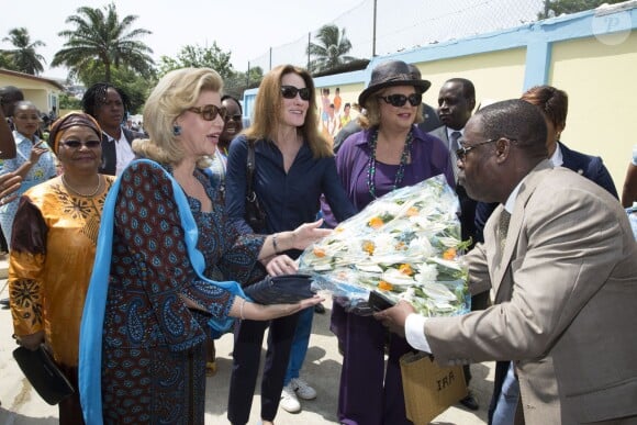 Exclusif - Dominique Ouattara, Carla Bruni Sarkozy et Ira von Fürstenberg - Dans le cadre de la fondation de Dominique Ouattara "Children of Africa", qui vient en aide aux enfants d'Afrique, dans les secteurs de la santé, l'éducation, le social et les centres subventionnés, de nombreuses personnalités françaises ont été invitées lors d'un week-end à Abidjan du 10 au 12 mars. Pour la journée de vendredi, les personnalités ont visité l'hôpital "Mère-Enfant" à Bingerville, avant d'assister à la remise des Grands Prix de la Fondation "Children of Africa". Le 11 mars 2016 © Olivier Borde / Bestimage