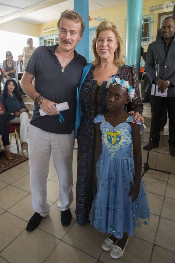 Exclusif - Franck Dubosc et Dominique Ouattara - Dans le cadre de la fondation de Dominique Ouattara "Children of Africa", qui vient en aide aux enfants d'Afrique, dans les secteurs de la santé, l'éducation, le social et les centres subventionnés, de nombreuses personnalités françaises ont été invitées lors d'un week-end à Abidjan du 10 au 12 mars. Pour la journée de vendredi, les personnalités ont visité l'hôpital "Mère-Enfant" à Bingerville, avant d'assister à la remise des Grands Prix de la Fondation "Children of Africa". Le 11 mars 2016 © Olivier Borde / Bestimage