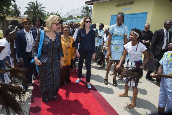 Exclusif - Dominique Ouattara, Aminata Maiga, Carla Bruni Sarkozy - Dans le cadre de la fondation de Dominique Ouattara "Children of Africa", qui vient en aide aux enfants d'Afrique, dans les secteurs de la santé, l'éducation, le social et les centres subventionnés, de nombreuses personnalités françaises ont été invitées lors d'un week-end à Abidjan du 10 au 12 mars. Pour la journée de vendredi, les personnalités ont visité l'hôpital "Mère-Enfant" à Bingerville, avant d'assister à la remise des Grands Prix de la Fondation "Children of Africa". Le 11 mars 2016 © Olivier Borde / Bestimage