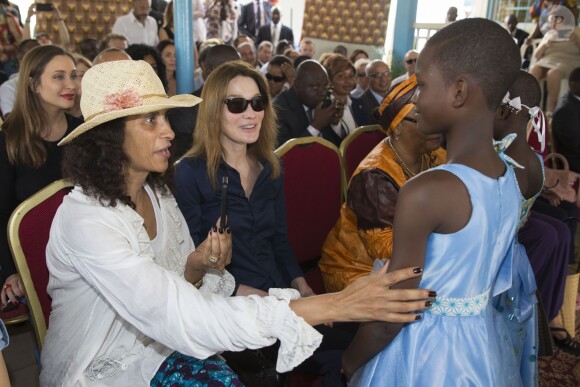 Exclusif - Karine Silla et Caral Bruni - Dans le cadre de la fondation de Dominique Ouattara "Children of Africa", qui vient en aide aux enfants d'Afrique, dans les secteurs de la santé, l'éducation, le social et les centres subventionnés, de nombreuses personnalités françaises ont été invitées lors d'un week-end à Abidjan du 10 au 12 mars. Pour la journée de vendredi, les personnalités ont visité l'hôpital "Mère-Enfant" à Bingerville, avant d'assister à la remise des Grands Prix de la Fondation "Children of Africa". Le 11 mars 2016 © Olivier Borde / Bestimage
