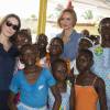 Exclusif - Carla Bruni Sarkozy et Adriana Karembeu - Dans le cadre de la fondation de Dominique Ouattara "Children of Africa", qui vient en aide aux enfants d'Afrique, dans les secteurs de la santé, l'éducation, le social et les centres subventionnés, de nombreuses personnalités françaises ont été invitées lors d'un week-end à Abidjan du 10 au 12 mars. Pour la journée de vendredi, les personnalités ont visité l'hôpital "Mère-Enfant" à Bingerville, avant d'assister à la remise des Grands Prix de la Fondation "Children of Africa". Le 11 mars 2016 © Olivier Borde / Bestimage