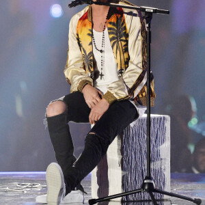 Justin Bieber (Meilleur artiste masculin international) à la Cérémonie des BRIT Awards 2016 à l'O2 Arena à Londres, le 24 février 2016.