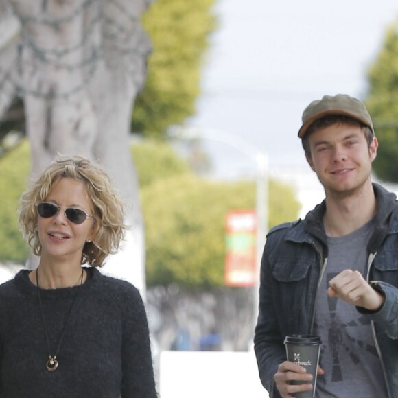 Meg Ryan se promène avec son fils Jack Quaid dans les rues de Brentwood le 19 janvier 2016