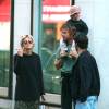 Meg Ryan et Dennis Quaid se baladent avec leur fils Jack à Paris en octobre 1994.