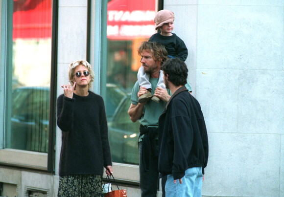 Meg Ryan et Dennis Quaid se baladent avec leur fils Jack à Paris en octobre 1994.