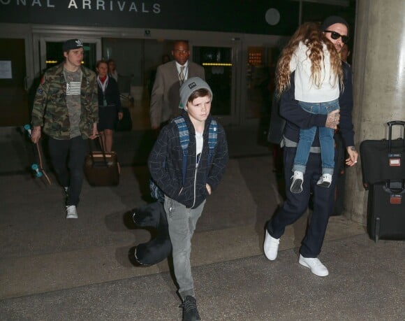 David Beckham arrive avec ses enfants Brooklyn, Romeo, Cruz et Harper à l'aéroport de LAX à Los Angeles, le 24 mars 2016.