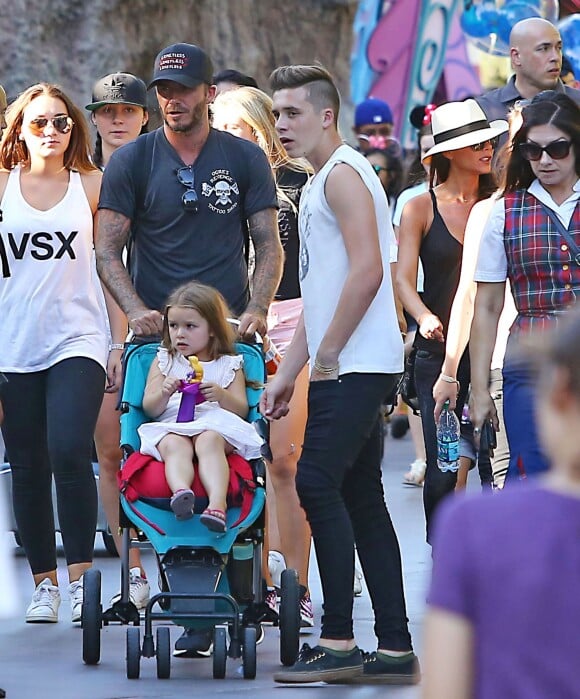David Beckham, sa femme Victoria Beckham et leurs enfants Harper, Brooklyn, Romeo et Cruz en famille à Disneyland. Anaheim, le 24 août 2015.