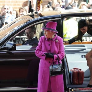 Kate Middleton en visite avec la reine Elizabeth II à Leicester le 8 mars 2012, un moment fondateur de la carrière royale de la duchesse de Cambridge.