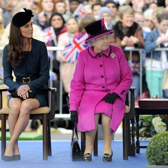 Kate Middleton en visite avec la reine Elizabeth II à Leicester le 8 mars 2012, un moment fondateur de la carrière royale de la duchesse de Cambridge.