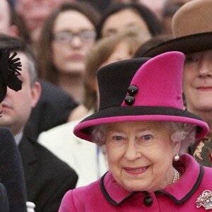 Kate Middleton en visite avec la reine Elizabeth II à Leicester le 8 mars 2012, un moment fondateur de la carrière royale de la duchesse de Cambridge.