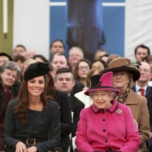 Kate Middleton en visite avec la reine Elizabeth II à Leicester le 8 mars 2012, un moment fondateur de la carrière royale de la duchesse de Cambridge.