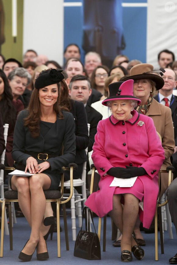Kate Middleton en visite avec la reine Elizabeth II à Leicester le 8 mars 2012, un moment fondateur de la carrière royale de la duchesse de Cambridge.