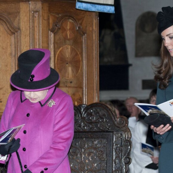 Kate Middleton en visite avec la reine Elizabeth II à Leicester le 8 mars 2012, un moment fondateur de la carrière royale de la duchesse de Cambridge.