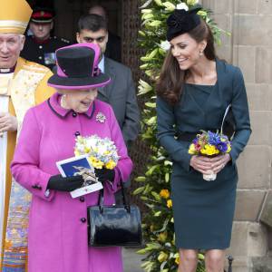 Kate Middleton en visite avec la reine Elizabeth II à Leicester le 8 mars 2012, un moment fondateur de la carrière royale de la duchesse de Cambridge.