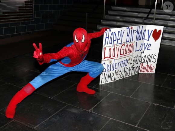 L'ami sans abri de Lady Gaga déguisé en Spiderman lui fête son 30 ème anniversaire à l'aide d'un grand panneau "Happy Birthday Lady Gaga" sur Sunset Blvd à Los Angeles le 27 Mars 2016. © CPA/BESTIMAGE