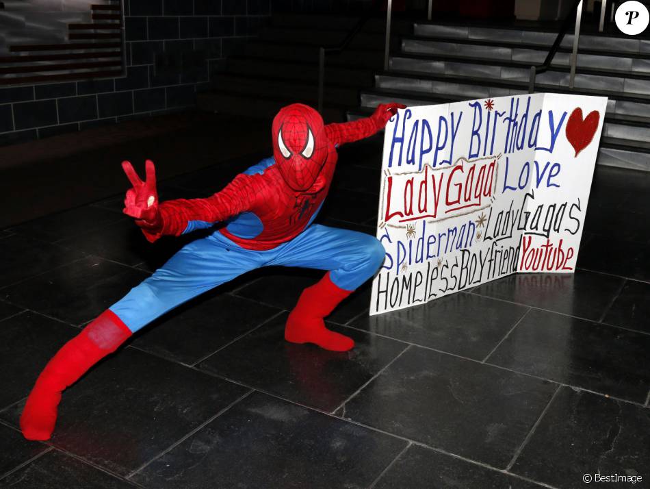 L'ami sans abri de Lady Gaga déguisé en Spiderman lui fête son 30 ème  anniversaire à l'aide d'un grand panneau Happy Birthday Lady Gaga sur  Sunset Blvd à Los An - Purepeople