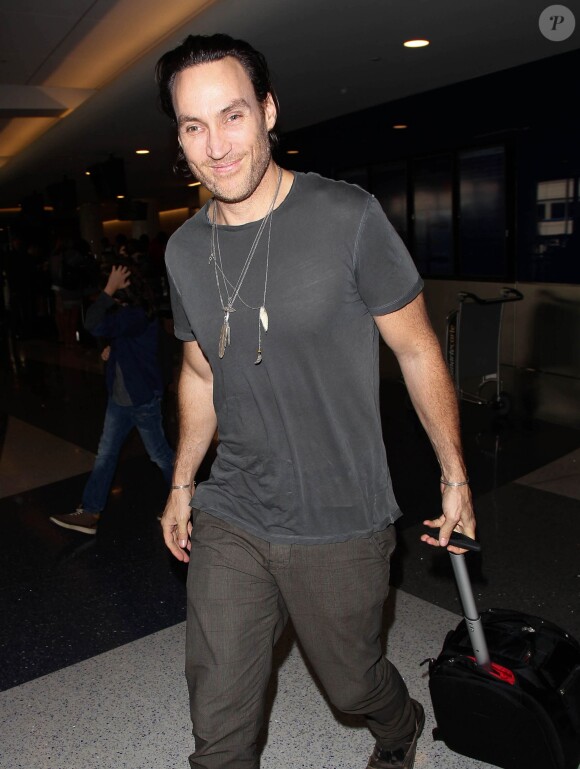 Callan Mulvey arrive à l'aéroport de LAX à Los Angeles, le 27 octobre 2014