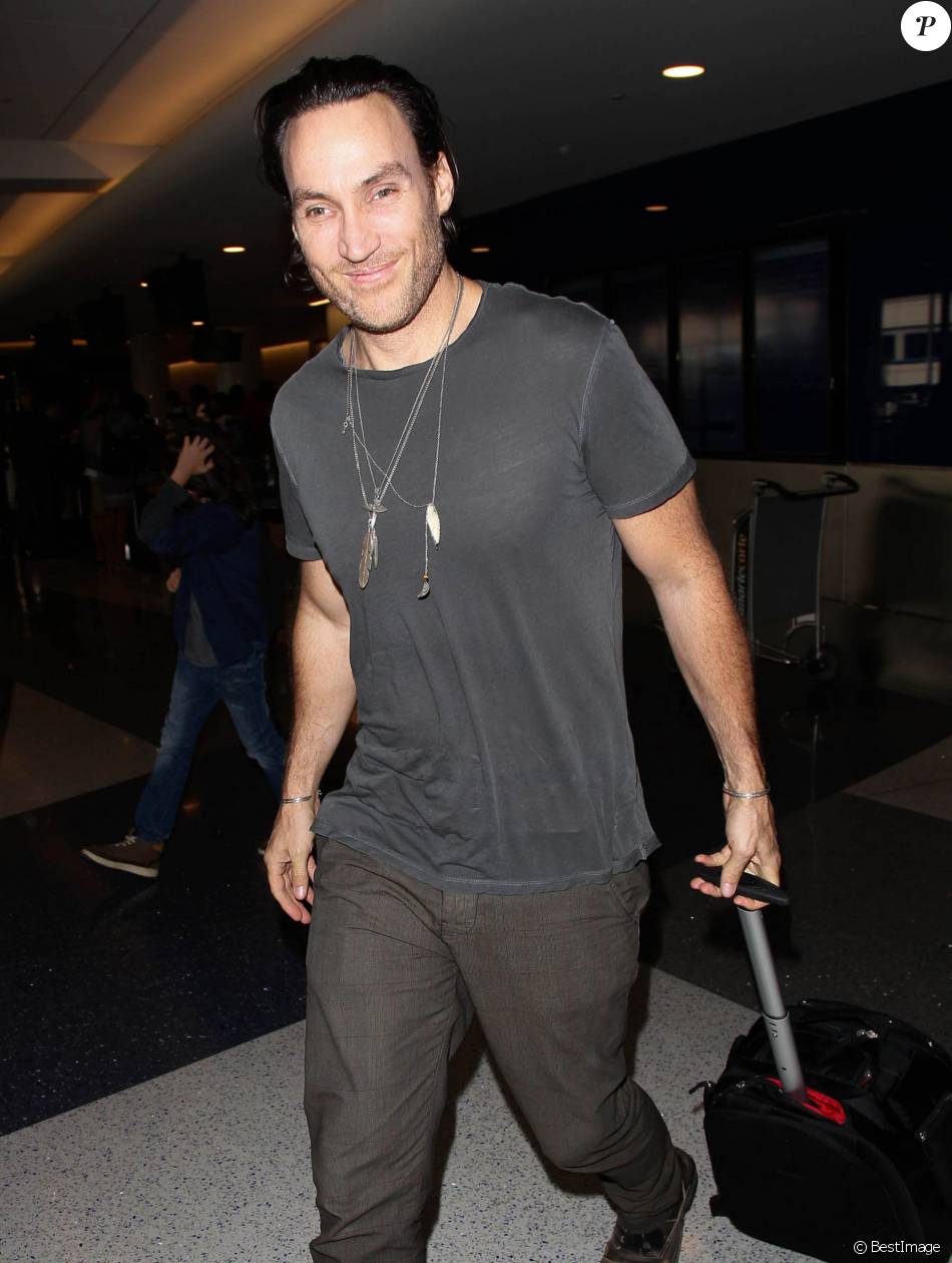 Callan Mulvey arrive à l&#039;aéroport de LAX à Los Angeles, le 27 octobre 2014