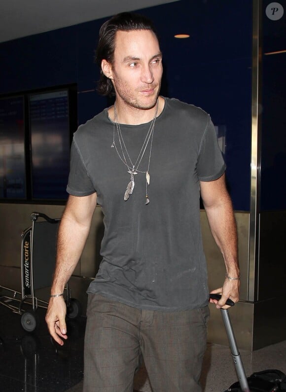 Callan Mulvey arrive à l'aéroport de LAX à Los Angeles, le 27 octobre 2014
