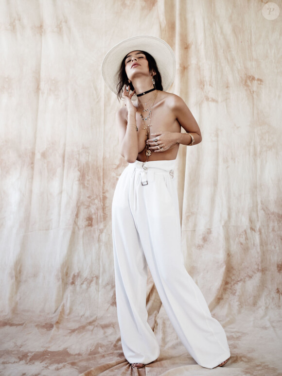 Emily Ratajkowski, très sexy, dans la nouvelle campagne de publicité pour la marque de bijoux Jacquie Aiche
