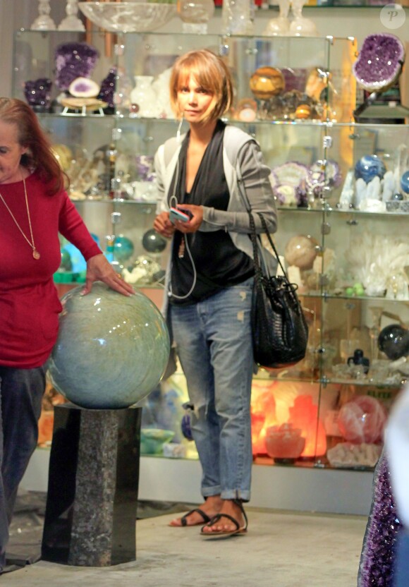 Halle Berry, les cheveux au carré, fait du shopping à Exotic rocks à West Hollywood, le 17 février 2016