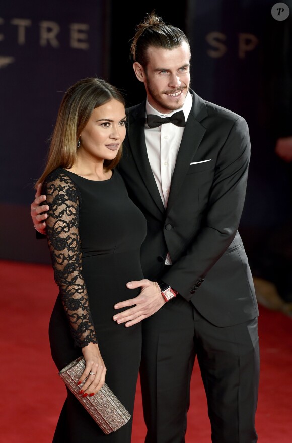 Gareth Bale et Emma Rhys-Jones, enceinte de leur fille Nava Valentina, lors de l'avant-première mondiale de Spectre à Londres le 26 octobre 2015.